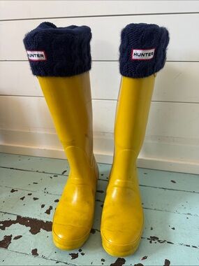 Hunter Size US9 Original Tall Rain boot Yellow with Boot Socks Size L